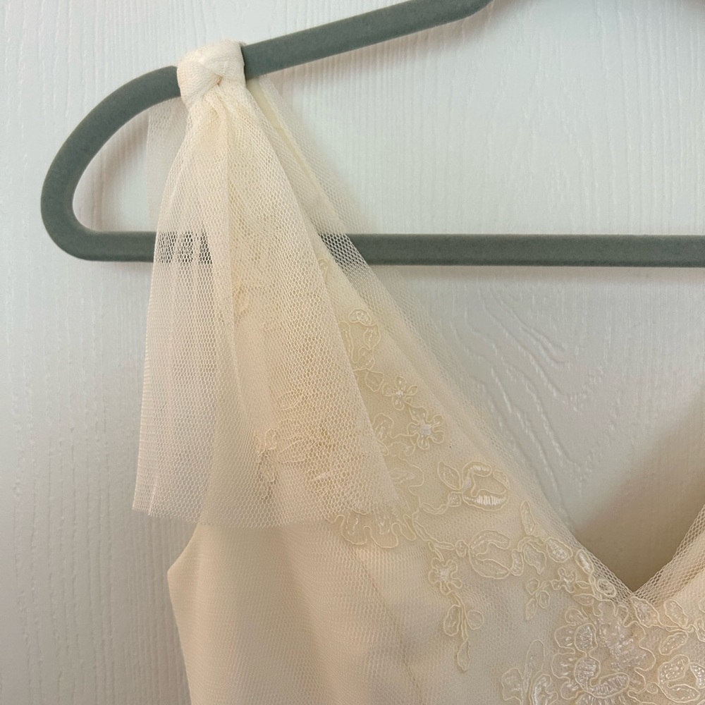 Vera Wang Lace Wedding Gown - Picture 3 of 5